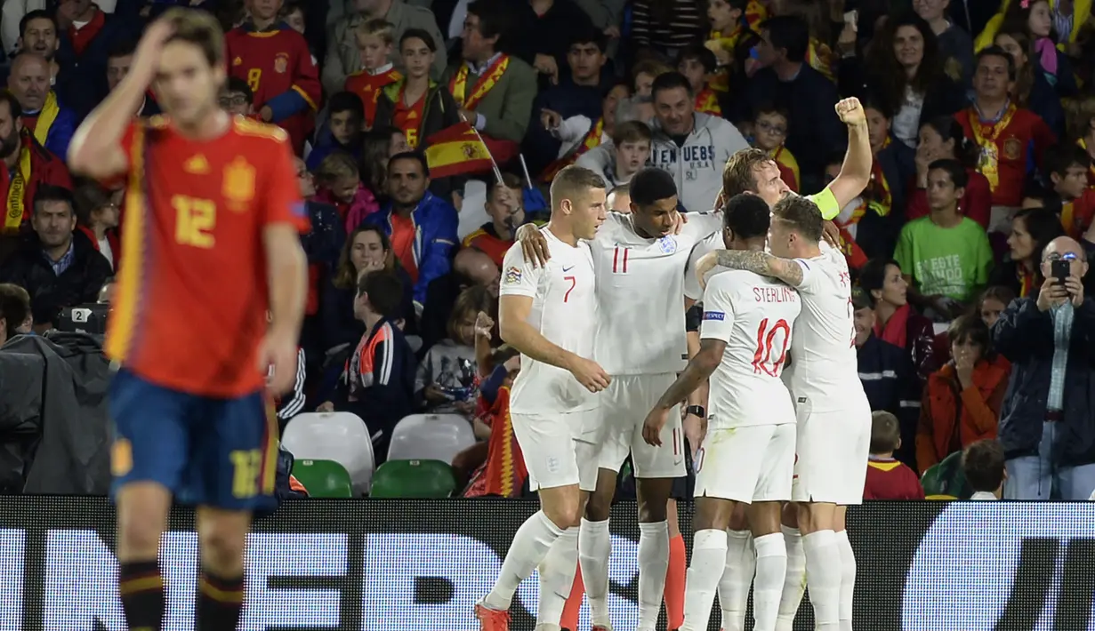 Para pemain Inggris merayakan gol yang dicetak Marcus Rashford ke gawang Spanyol pada laga UEFA Nations League di Stadion Benito Villamarin, Sevilla, Senin (15/10). Spanyol kalah 2-3 dari Inggris. (AFP/Cristina Quicler)