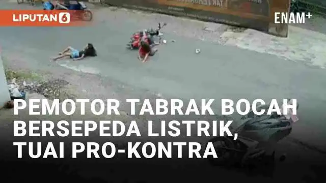 Insiden kecelakaan motor dan sepeda listrik viral di media sosial. Dalam rekaman CCTV yang viral, seorang pemotor wanita menyerempet tiga anak kecil bersepeda listrik yang diduga hendak menyeberang. Kedua pihak terjatuh di aspal hingga mengundang per...