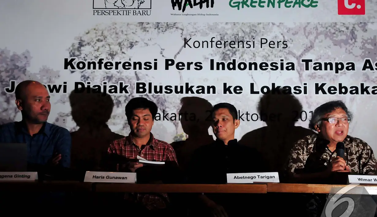 Gabungan organisasi lingkungan, Walhi, Yayasan Perspektif Baru dan Greenpeace Indonesia, Pusat Studi Bencana Universitas Riau meminta Jokowi untuk blusukan ke lokasi kebakaran hutan di Riau, Jakarta, Selasa (28/10/2014). (Liputan6.com/Johan Tallo)