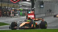 Lando Norris saat mengaspal di seri pertama F1 GP Australia di Sirkuit Albert Park, Melbourne. (Saeed KHAN / AFP)