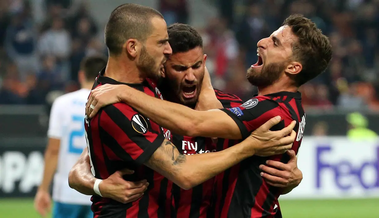 Para pemain AC Milan merayakan gol yang dicetak oleh Matteo Musacchio ke gawang Rijeka pada laga Liga Europa di Stadion San Siro, Milan, Kamis (28/9/2017). AC Milan menang 3-2 atas  Rijeka. (AP/Matteo Bazzi)