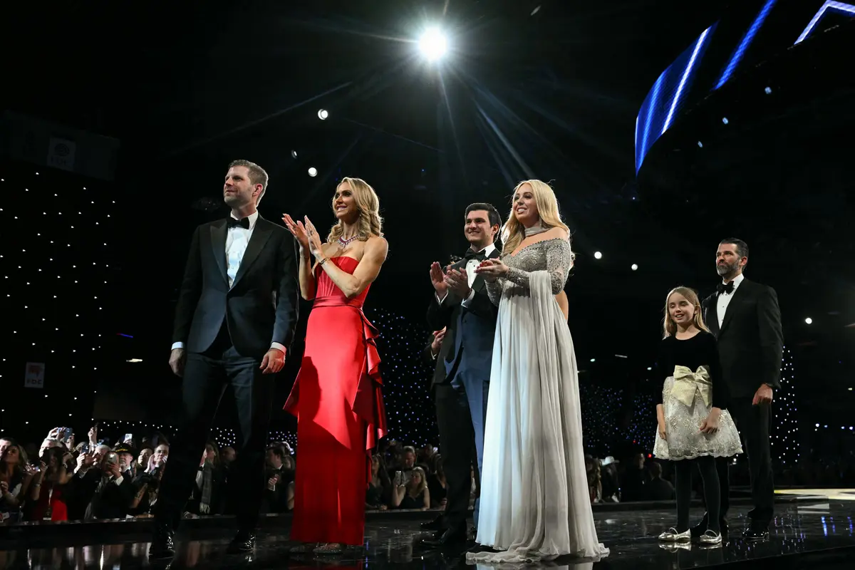 Putra Presiden AS Donald Trump Eric Trump (kiri), istrinya Lara Trump, putri Presiden Trump Tiffany Trump (tengah) dan suaminya Micheal Boulos, serta putranya Donald Trump Jr. (kanan) menghadiri pesta pelantikan Liberty di Washington, DC, pada 20 Januari