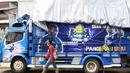 Mural keren dan menarik menghiasi mobil truk, menunjukan kebanggaan Bobotoh kepada timnya Persib Bandung. (16/7/2016). (Bola.com/Nicklas Hanoatubun)