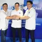  Kusumo Martanto, CEO Blibli.com (kiri) dan Gaery Undarsa, Co Founder sekaligus CCO Tiket.com (kanan), Kamis (15/6/2017) di Jakarta. Pada kesempatan sama, perusahaan sekaligus mengangkat George Hendrata sebagai CEO Tiket.com (tengah) yang baru. 