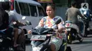 Pengendara motor tidak mengenakan masker melintas di Tangerang Selatan, Banten, Rabu (22/7/2020). Warga masih tidak peduli kesehatan dirinya sendiri dan orang lain, tentang bahayanya penyeberan virus corona (COVID-19) yang terus meningkat di Indonesia. (merdeka.com/Dwi Narwoko)