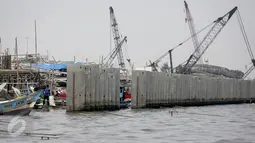 Tanggul pengaman pantai di kawasan pesisir Cilincing, Jakarta, Jumat (17/3). Tanggul ini Progresnya bagus dan ditargetkan selesai 2018. (Liputan6.com/Faizal Fanani)