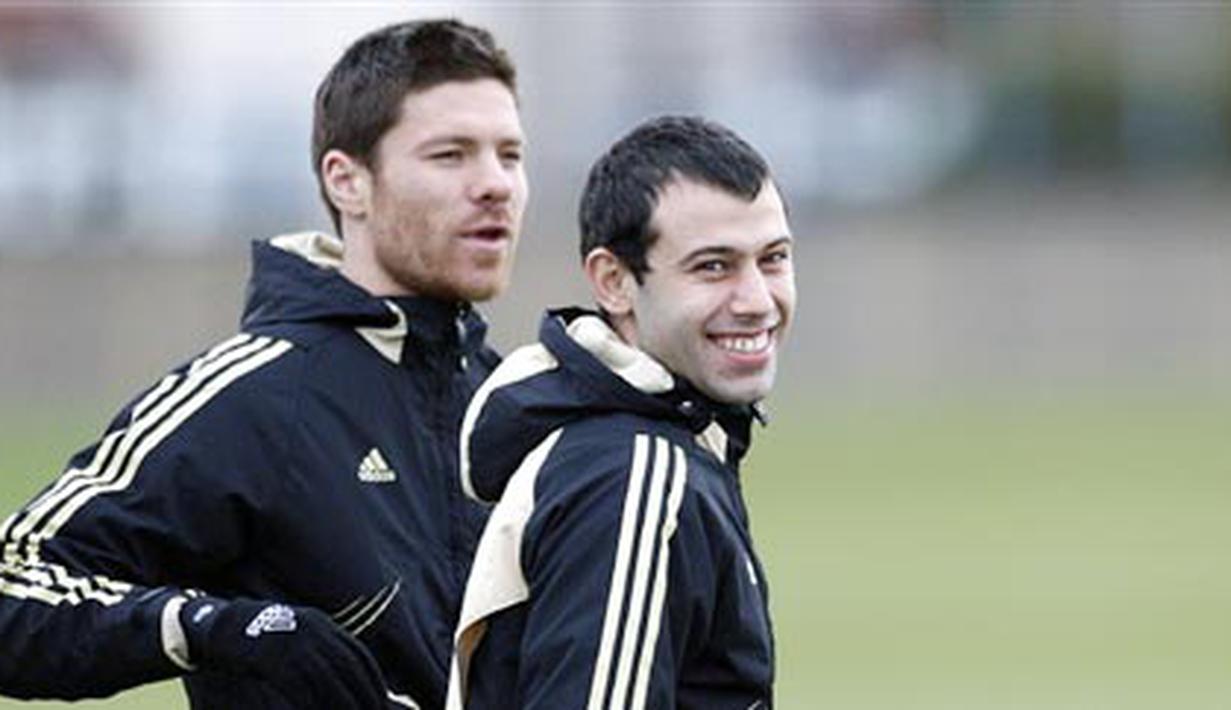 Dua gelandang Liverpool, Xabi Alonso dan Javier Mascherano mengikuti latihan di Melwood, Liverpool, 9 Maret 2009. Liverpool berhadapan dengan Real Madrid di kancah Liga Champions pada 10 Maret. AFP PHOTO/PAUL ELLIS