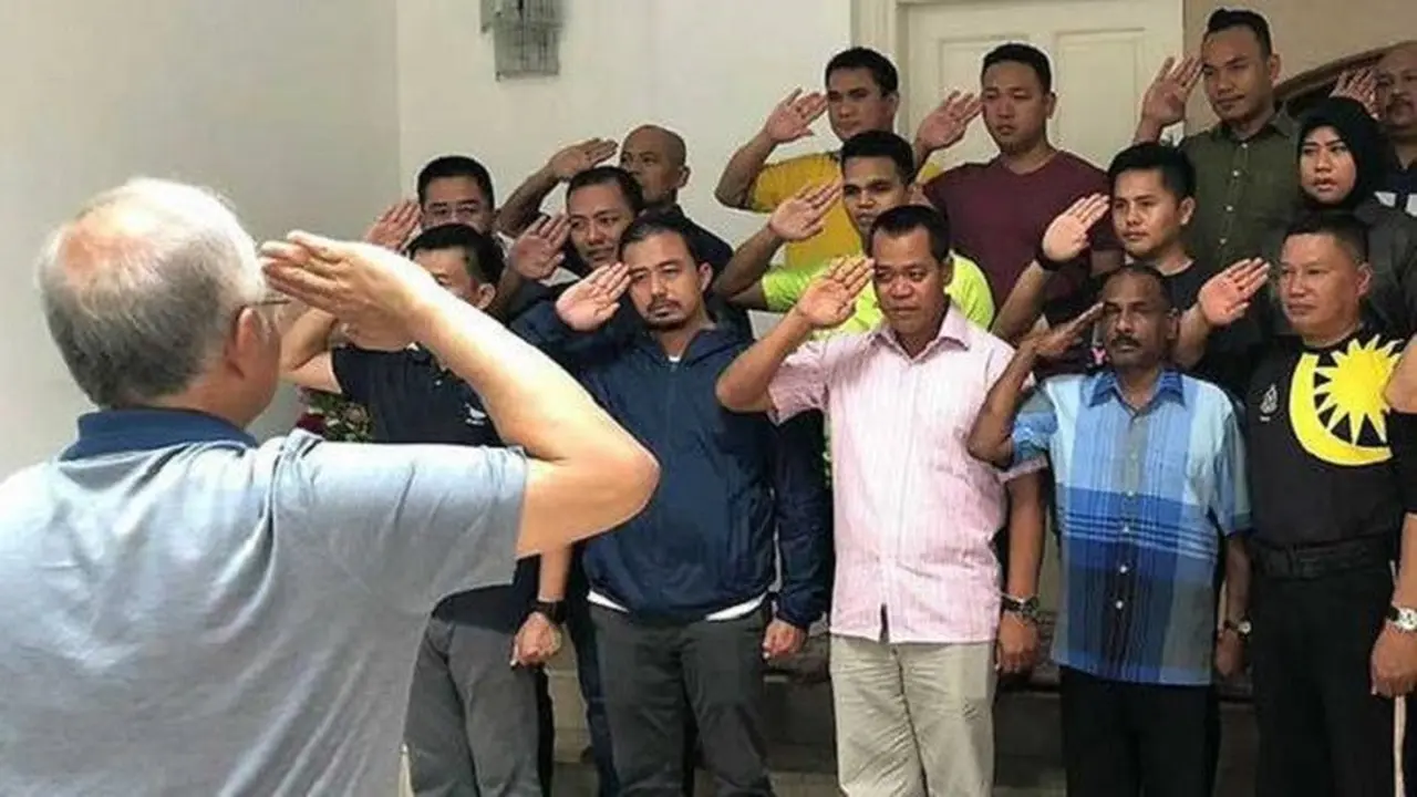 Najib Razak saat melepas pasukan pengawalnya