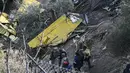 Rekaman di televisi pemerintah ERT menunjukkan pesawat itu menabrak pohon sebelum jatuh dan meledak. (STRINGER / AFP)