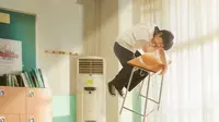 Dalam drakor Moving, Kim Bong Seok tidak seperti siswa lainnya. Dia bisa melayang jika ada perubahan emosinya yang tak bisa dikendalikan. Inilah alasan dia selalu membawa tas berat dan beban pergelangan kaki untuk mencegahnya terbang. (Foto: Instagram/ jungha.km)