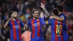 Para pemain  FC Barcelona merayakan gol Lionel Messi (2kiri) saat melawan Real Sociedad pada lanjutan La Liga di Camp Nou stadium in Barcelona, Spanyol, (15/4/2017). Barcelona menang 3-2.  (AP /Manu Fernandez)