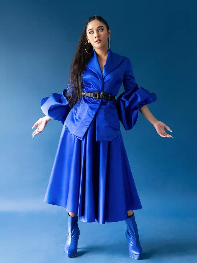 Gaya Pemotretan Naysila Mirdad Dalam Balutan Dress Biru. (Sumber: Instagram/winstongomez)