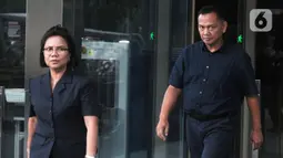 Direktur Operasional PT Pupuk Indonesia Logistik (PILOG), Budiarto (kanan) meninggalkan gedung KPK usai pemeriksaan di Jakarta, Selasa (26/11/2019). Budiarto diperiksa untuk melengkapi berkas penyidikan tersangka Direktur PT Humpuss Transportasi Kimia (HTK) Taufik Agustono. (merdeka.com/Dwi Narwoko)