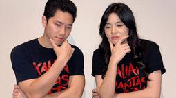 Zee JKT48 cukup akrab dengan Emir Mahira. Momen keduanya bersama ini menjadi bukti bahwa mereka telah jalin chemistry. Chemistry ini penting agar film Kalian Pantas Mati bisa bagus dan karakter dapat berkembang. (Liputan6.com/IG/paragonpictures.id)