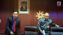 Pengacara Perum Bulog Yusril Ihza Mahendra saat tiba di kantor Bulog, Jakarta, Senin (25/9). Yusril didampingi Direktur SDM dan Umum Wahyu Suparyono memberi penjelasan tentang persoalan sengketa lahan di Kelapa Gading. (Liputan6.com/Angga Yuniar)