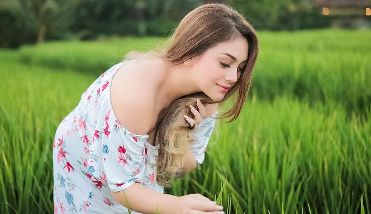 FOTO: Potret Cantik Celine Evangelista Saat di Pematang ...