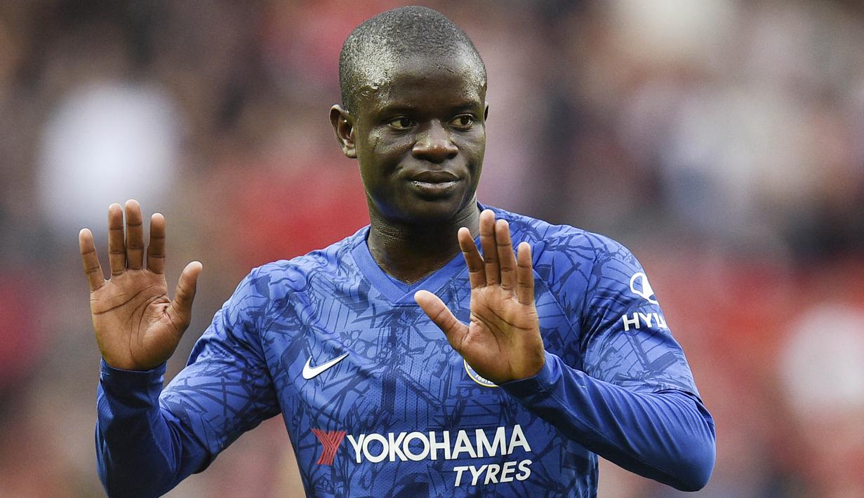 N'Golo Kante (Chelsea) -  Keberadaan pemain 30 tahun ini bisa dibilang nyawa di lini tengah Chelsea. Selalu tampil penuh totalitas membuat pelatih Chelsea, Thomas Tuchel, merasa sangat gembira sejak awal kedatangannya di Stamford Bridge. (AFP/Oli Scarff)