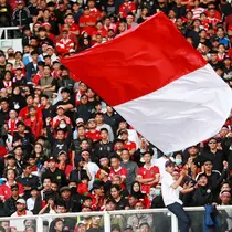 Suporter Timnas Indonesia saat mendukung Timnas Indonesia melawan Vietnam dalam laga leg pertama babak semifinal Piala AFF 2022 di Stadion Utama Gelora Bung Karno (SUGBK), Jumat (6/1/2023) sore WIB. (Bola.com/M Iqbal Ichsan)