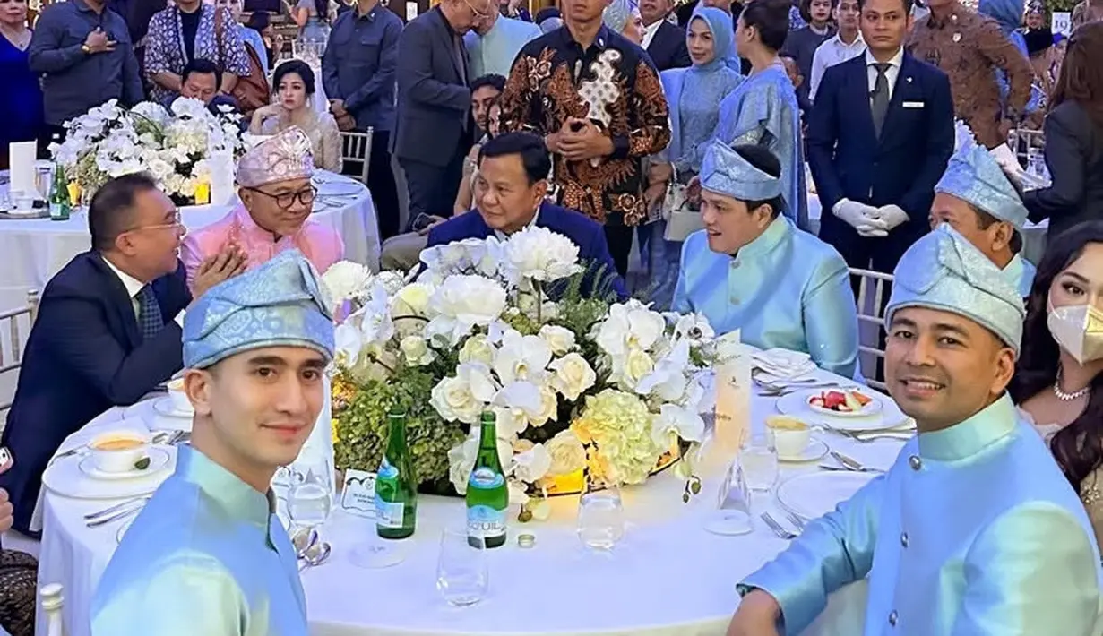 <p>Duduk bersama Prabowo dan among lainnya, tampak Verrel tampil formal dengan mengenakan atasan beskap polos warna blue sky. Verrel pun tampak gagah malam itu. [@bramastavrl]</p>