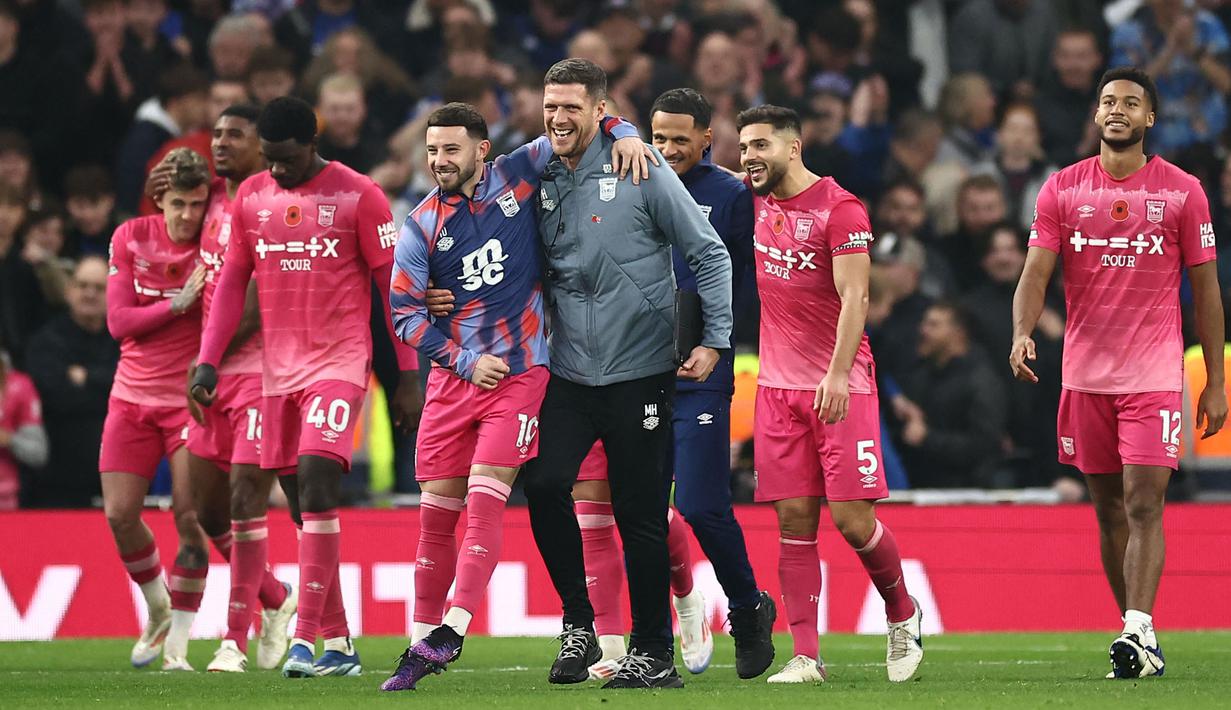 Pemain Ipswich Town merayakan kemenangan atas Tottenham Hotspur pada laga lanjutan Liga Inggris 2024/2025 di Tottenham Hotspur Stadium, London, Senin (11/11/2024) WIB. (AFP/Henry Nicholls)