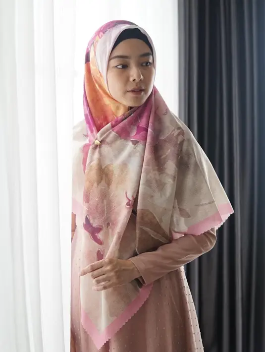 Lindswell pun Kerap menggunakan pakaian gamis dan hijab syari setelah menjadi mualaf. Bahkan wanita cantik satu ini juga mengeluarkan brand pakaian sendiri. (Liputan6.com/IG/@lindswell_k)