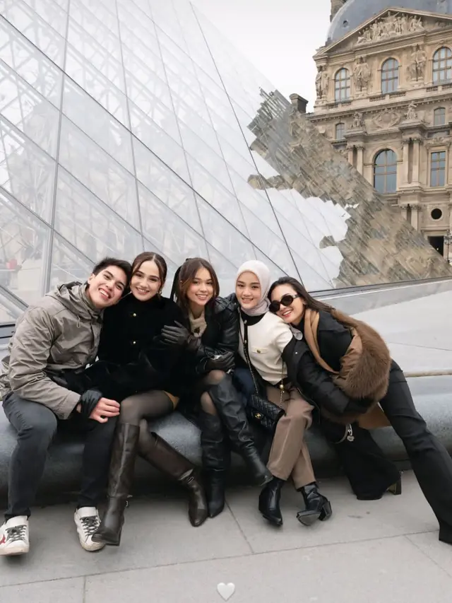 Potret El Rumi, Syifa Hadju, bersama sahabat liburan ke Paris (credit: https://www.instagram.com/diandramarsha/).