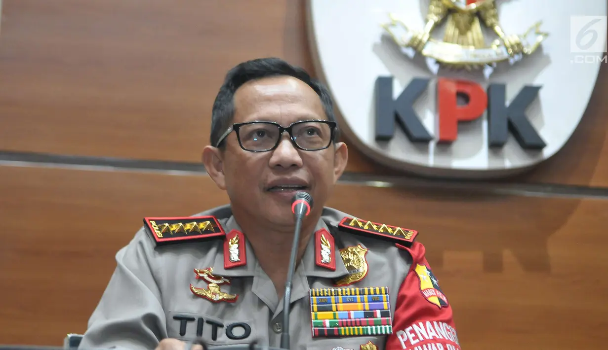 Kapolri Jenderal Tito Karnavian memberi keterangan terkait kasus teror terhadap Novel Baswedan, Jakarta, Senin (19/6). Kedatangan Kapolri untuk membahas kelanjutan penanganan teror terhadap Novel. (Liputan6.com/Helmi Afandi)
