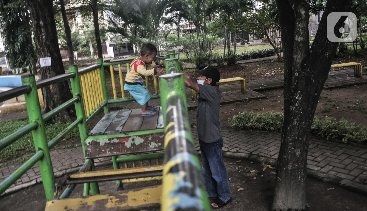 Anak-anak bermain di RPTRA Meruya Utara, Jakarta, Selasa (25/1/2022). Prevalensi stunting atau gizi buruk di Indonesia jauh dari yang ditargetkan dalam Rencana Pembangunan Jangka Menengah Nasional (RPJMN) 2020-2024 sebesar 14 persen. (merdeka.com/Iqbal S. Nugroho)