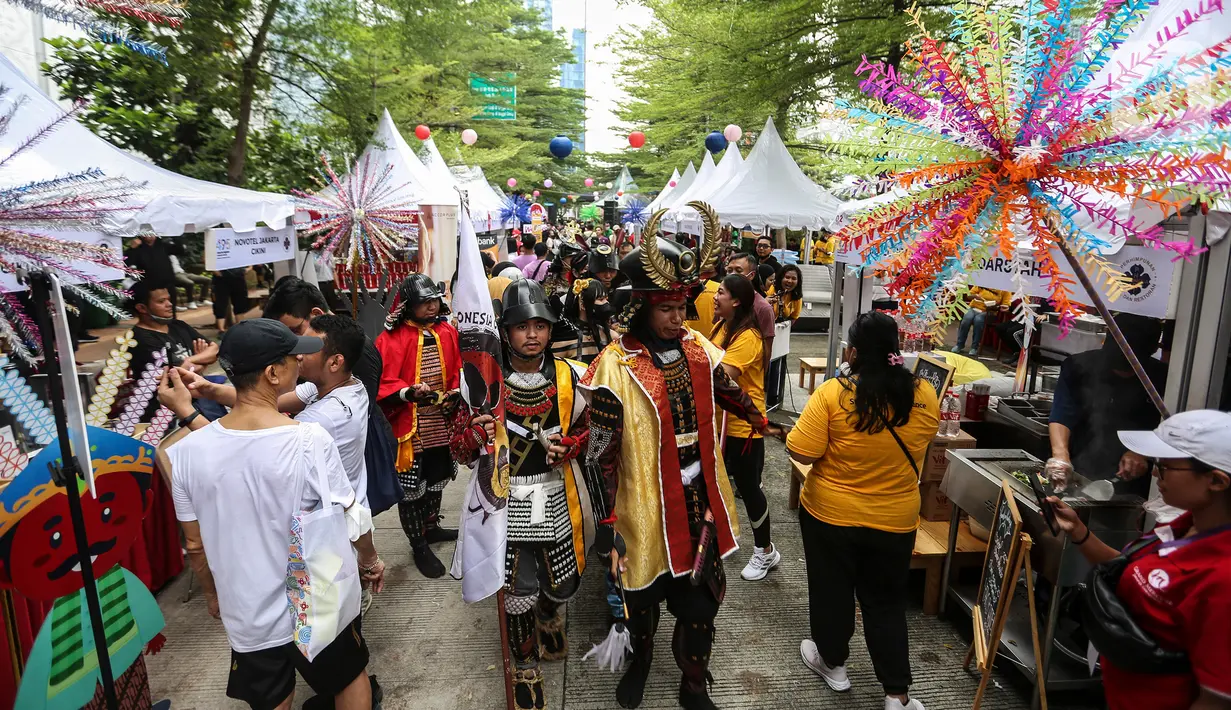 Suasana UMKM Bazaar Kuliner di kawasan Jakarta, Minggu (26/6/2022). Bazar ini diselenggarakan dalam rangkaian perayaaan HUT ke-495 DKI Jakarta. (Liputan6.com/Johan Tallo)
