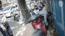 Petugas Dishub DKI Jakarta merazia  kendaraan roda dua dengan mencopot pentil yang terparkir di trotoar di kawasan Cipete Raya, Jakarta, Selasa (13/8/2019). Razia tersebut dilakukan Dishub untuk mengembalikan fungsi trotoar untuk pejalan kaki. (Liputan6.com/Faizal Fanani)
