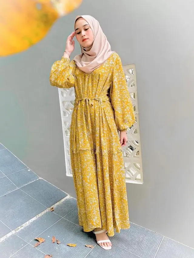 7 Inspirasi Gamis Warna Mustard ala Anisa Rahma-Adelia Pasha, Sempurna untuk Idul Fitri