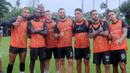 Pemain asing pun terlihat menyerap energi positif tersebut, saling berkomunikasi, dan tampak semakin termotivasi untuk memberikan performa terbaik di lapangan. Ini menjadi pengalaman unik bagi mereka, terutama yang baru pertama kali merasakan atmosfer sepak bola Indonesia. (Bola.com/M Iqbal Ichsan)