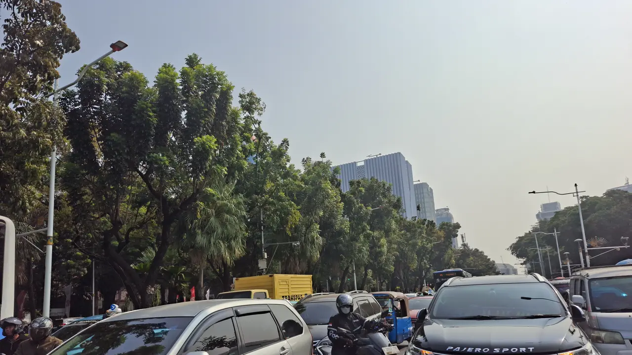Arus lalu lintas di Jalan Medan Merdeka Selatan, Jakarta Pusat, mengalami kepadatan.