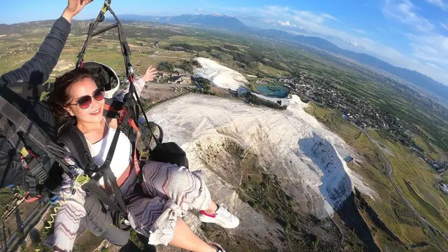 Prilly Latuconsina main paralayangan di Turki.