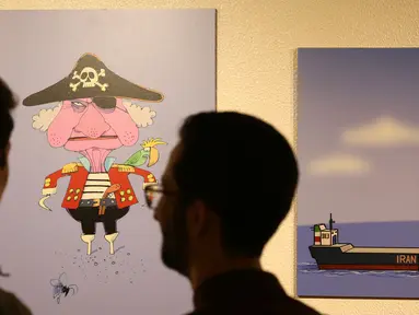 Pengunjung melihat karikatur di pameran kartun "Pirates of the Queen" yang menampilkan karya seni  seniman Iran yang menggambarkan Ratu Elizabeth II Inggris sebagai "bajak laut" atas penyitaan tanker minyak Iran di Pusat Seni dan Budaya Osveh di ibukota Teheran (30/7/2019). (AFP Photo/Atta Kenare)