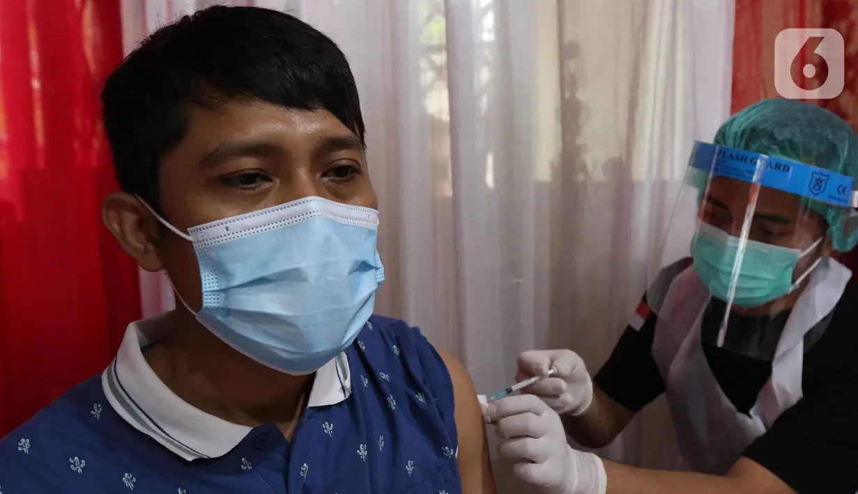 Seorang warga mendapatkan vaksin COVID-19 di Kampung Tangguh Jaya Cideng, Jakarta, Sabtu (10/4/2021). Adapun sasaran program vaksinasi massal ini kaum lanjut usia (lansia) dan pelayan publik yang sering berinteraksi dengan masyarakat. (Liputan6.com/Herman Zakharia)