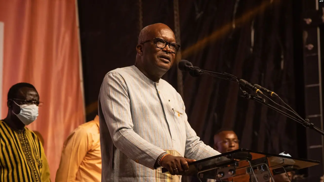 Presiden Burkina Faso Roch Marc Christian Kaboré berbicara di hadapan para pendukungnya di Ouagadougou, 26 November 2020. (AFP)
