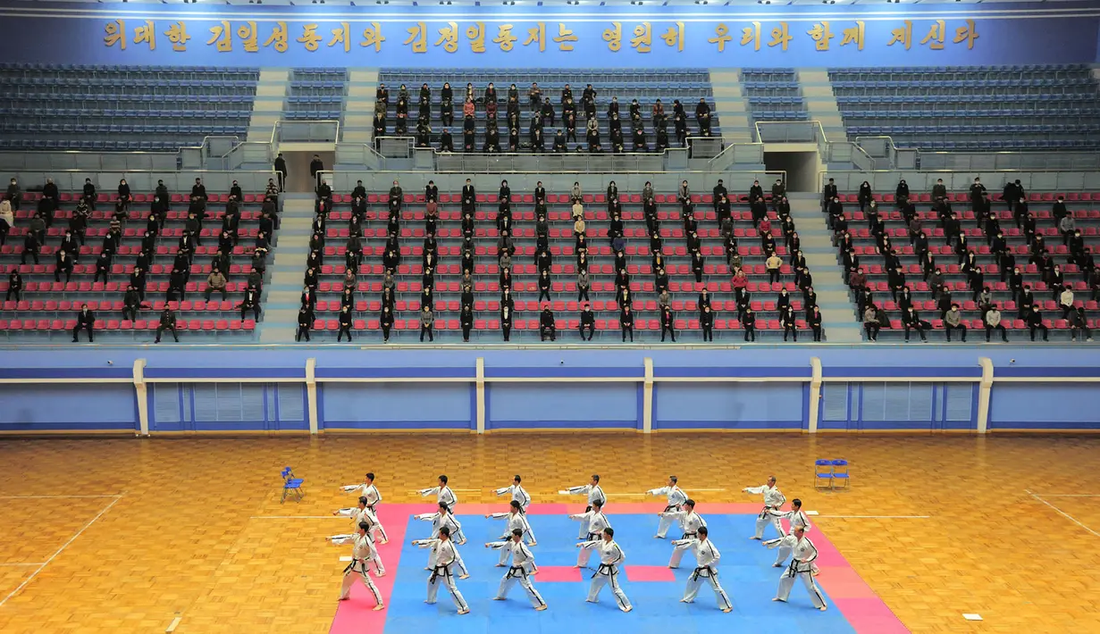 Aksi taekwondo dalam rangka peringatan 80 tahun kelahiran Kim Jong Il, di Pyongyang (16/2/2022). Korea Utara merayakan hari kelahiran Kim Jong Il tidak dengan acara militer. (AFP/KCNA Via KNS/Str)
