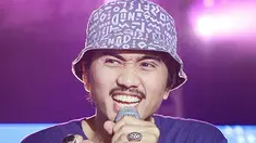 Pemilik nama Akhdiyat Duta Modjo ini selalu memakai topi untuk menunjang penampilannya di panggung. Salah satunya saat ia memakai Bucket Hat bermotif yang kece abis. Liputan6.com/IG/@duta507)