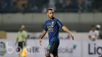 Pemain Persib Bandung, Raphael Maitimo saat melwan Persipura Jayapura pada lanjutan Liga 1 2017 di Stadion GBLA, Bandung, Minggu (7/5/2017). (Bola.com/Nicklas hanoatubun)