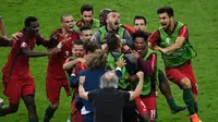 Para pemain Portugal merayakan gol Eder ke gawang Prancis pada final Piala Eropa 2016 di Stade de France, Saint-Denis, Minggu (10/7/2016). (AFP/Miguel Medina)