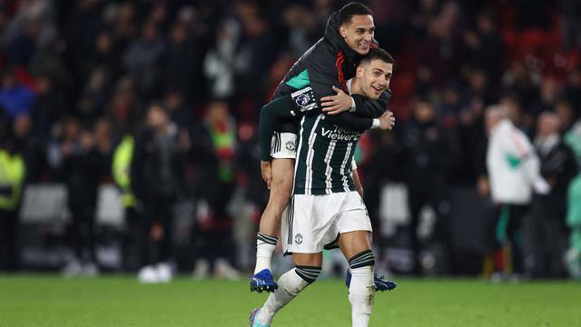 Foto: Emang Boleh se-Happy Ini? Momen Fans MU Masuk ke Lapangan dan Selfie Bareng Bruno Fernandes Rayakan Kemenangan atas Sheffield United
