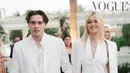 <p>Brooklyn Beckham dan Nicola Peltz hadir untuk makan malam rehearsal di tempat pernikahannya. Pasangan ini tampil kompak serba putih dengan setelan jas dari Dior rancangan Kim Jones. (vogue.com/Corbin Gurkin)</p>