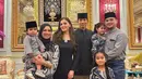 Anisha juga kerap tampil elegan di setiap tampilannya, misalnya ia mengenakan baju serba hitam lengkap dengan kalungnya. Serasi dengan kekasihnya, pangeran Mateen..[@anisha.haikk]