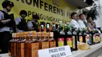 Barang bukti minuman keras atau miras oplosan saat dihadirkan dalam rilis di Mapolres Jakarta Selatan, Rabu (11/4). Polda Metro Jaya dan jajaran berhasil mengungkap kasus miras oplosan yang menewaskan puluhan orang. (Merdeka.com/Iqbal Nugroho)