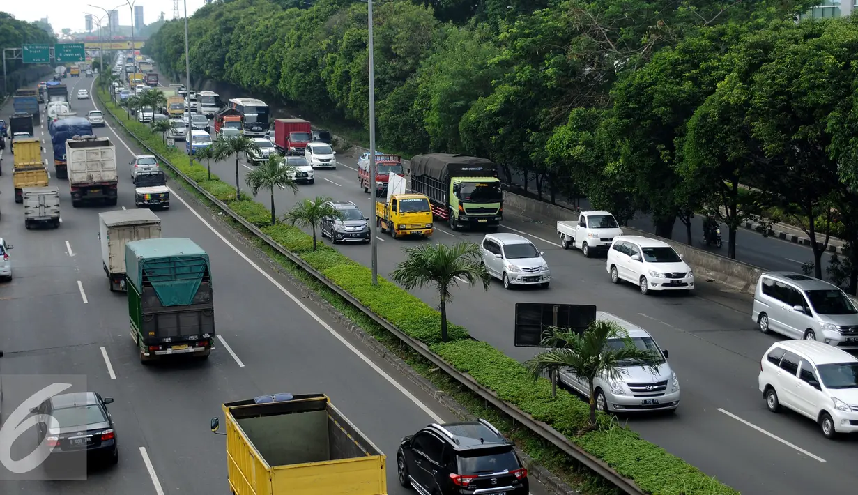 Kendaraan pengangkut melintas di JORR sekitar TB Simatupang, Jakarta, Selasa (6/9). Jelang perayaan Idul Adha 1437 H, Kemenhub melarang pengoperasian kendaraan pengangkut mulai 9 hingga 12 September 2016 mendatang. (Liputan6.com/Helmi Fithriansyah)