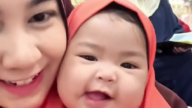 Potret Anisa Rahma Bukber di Masjid Nabawi Sambil Gendong Si Kecil (credit: instagram/anisarahma_12)