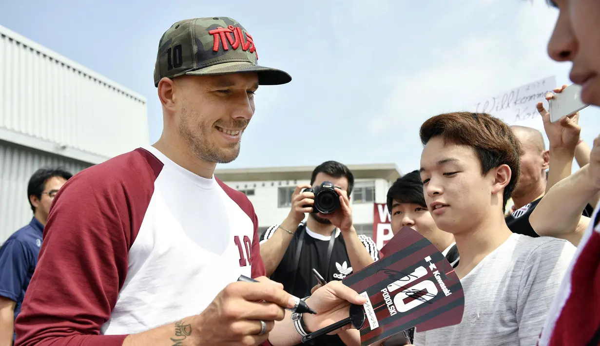  Mantan Penyerang Jerman, Lukas Podolski memberikan tanda tangan kepada penggemarnya saat upacara penyambutan di Kobe, Jepang barat, (6/7). Podolski akan bermain untuk klub Jepang Vissel Kobe. (Tsuyoshi Ueda/Kyodo News via AP)