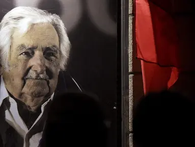 Potret mendiang Presiden Uruguay Jose Mujica terpampang di markas besar partai Frente Amplio di Montevideo pada tanggal 13 Mei 2025. (Dante Fernandez/AFP)