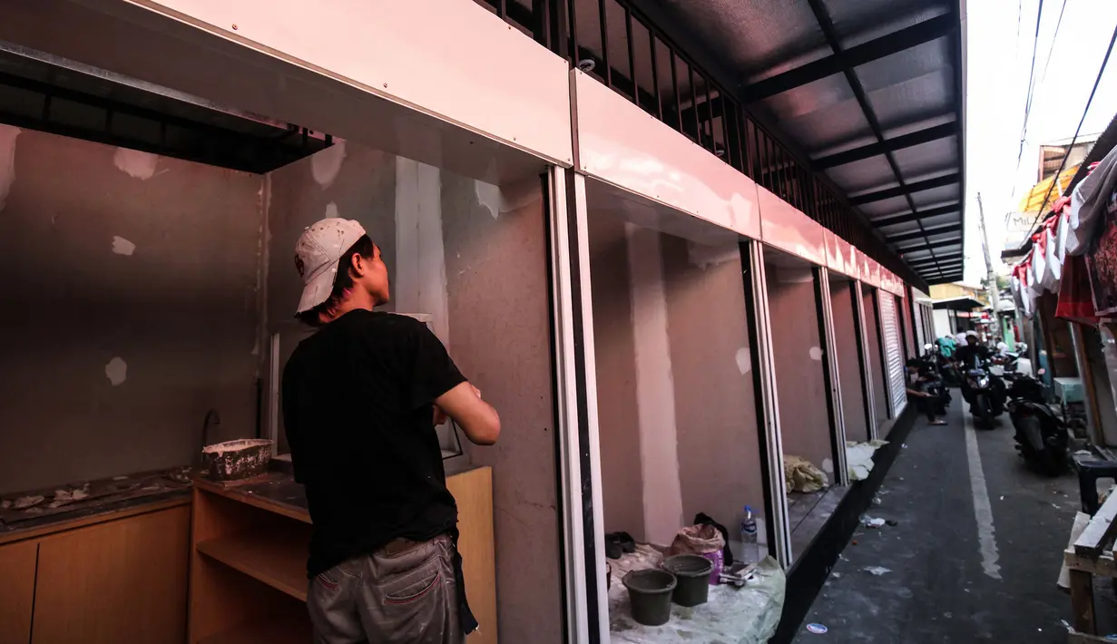 Pekerja menyelesaikan pembuatan ruko untuk UMKM di stasiun Gondangdia, Jakarta, Sabtu (16/10/2021). Penataan stasiun ini merupakan kerja sama antara Pemprov DKI Jakarta dan PT KCI guna menghadirkan sarana transportasi yang terintegrasi. (Liputan6.com/Johan Tallo)